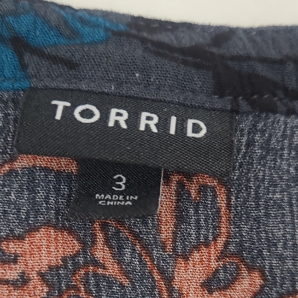 Torrid Deep Gray Floral Button-Up Blouse Size 2 (2X) - Picture 8 of 10